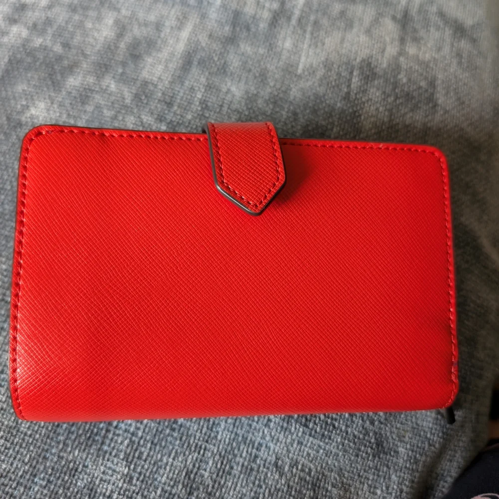 Kate Spade Vibrant Red Wallet.Used Once - Picture 3 of 9